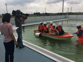 NHKのカメラマンさんがプールで防災艇のとりまわし動画を事前に撮影していた際の様子