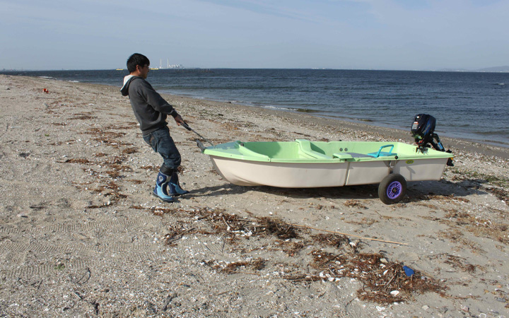 ハンドル（超カル）を使って砂浜でドーリー付きのボートを引っ張る