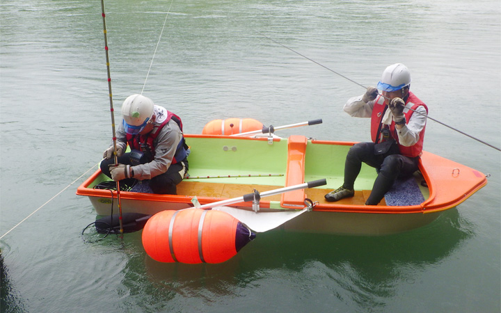 河川調査で使用されているオーパ・クラフトの業務艇