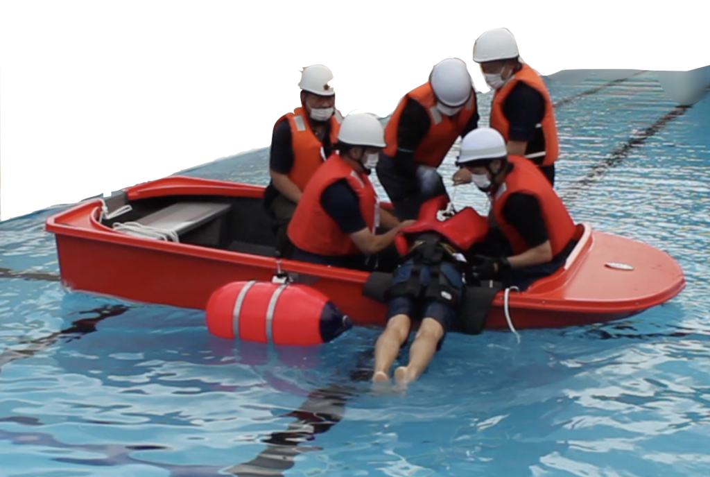訓練で被災者を想定した人を水中から引き上げる