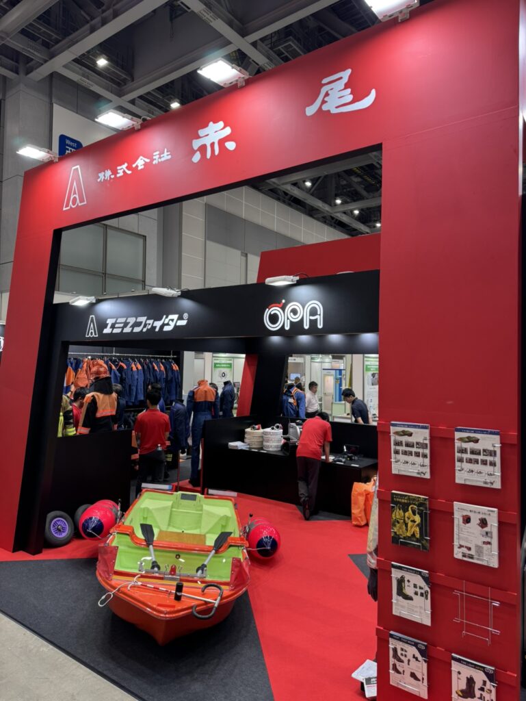防災展示会で株式会社赤尾の協力を得て展示したオーパ・クラフトの防災艇RB-31A